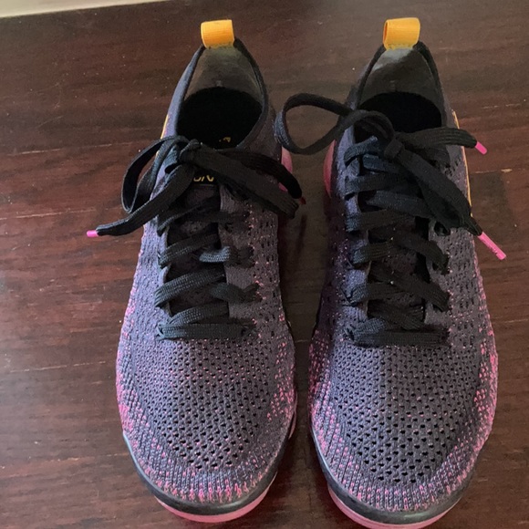 NIKE VAPORMAX Size 7 Women’s - Picture 2 of 6